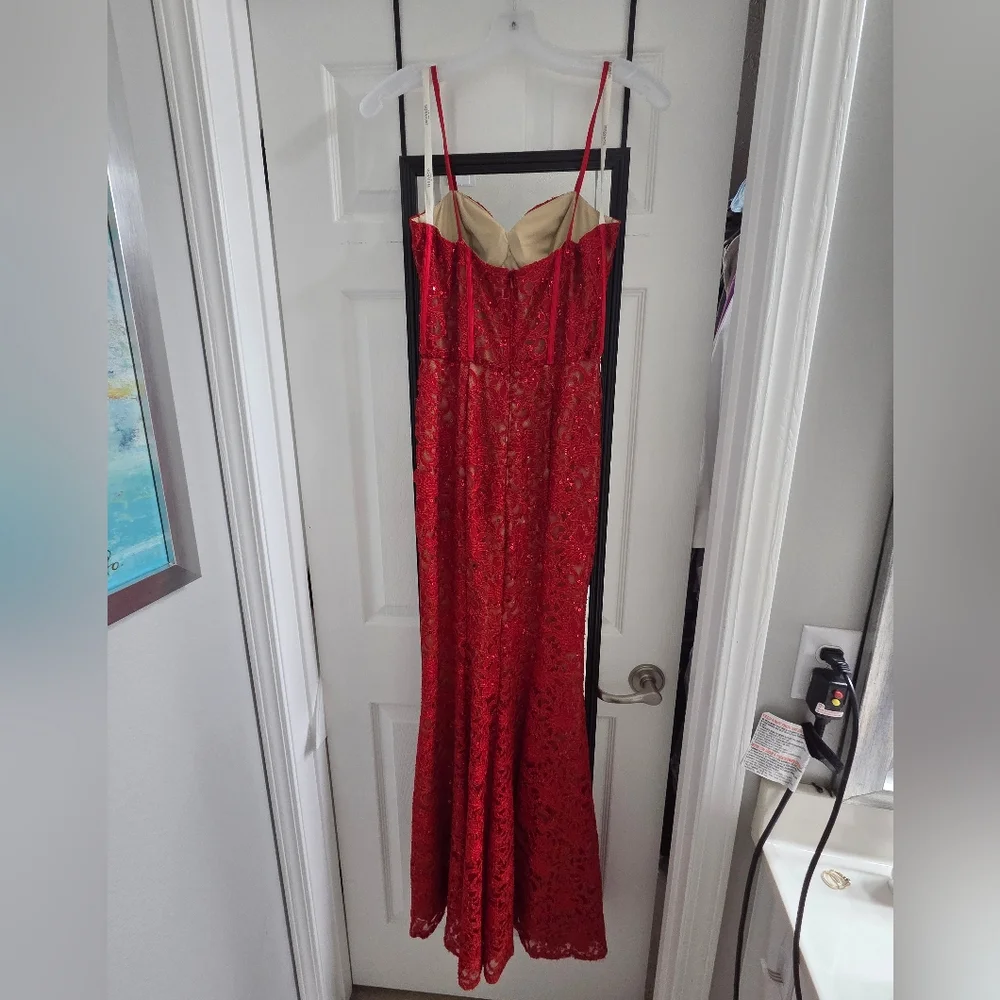 Elegant Red Lace Evening Gown - Picture 3 of 10
